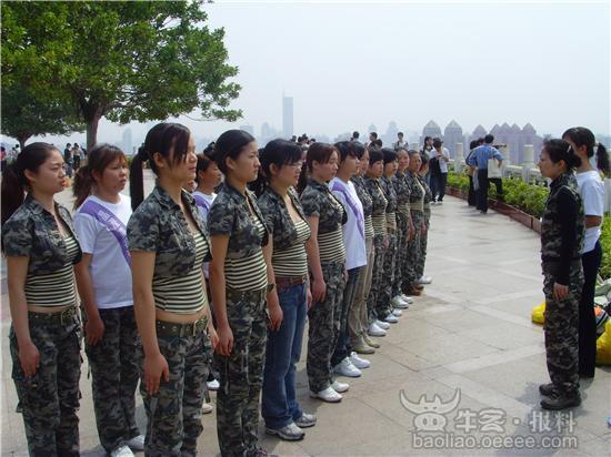 [街拍]培训女员工要穿迷彩服
