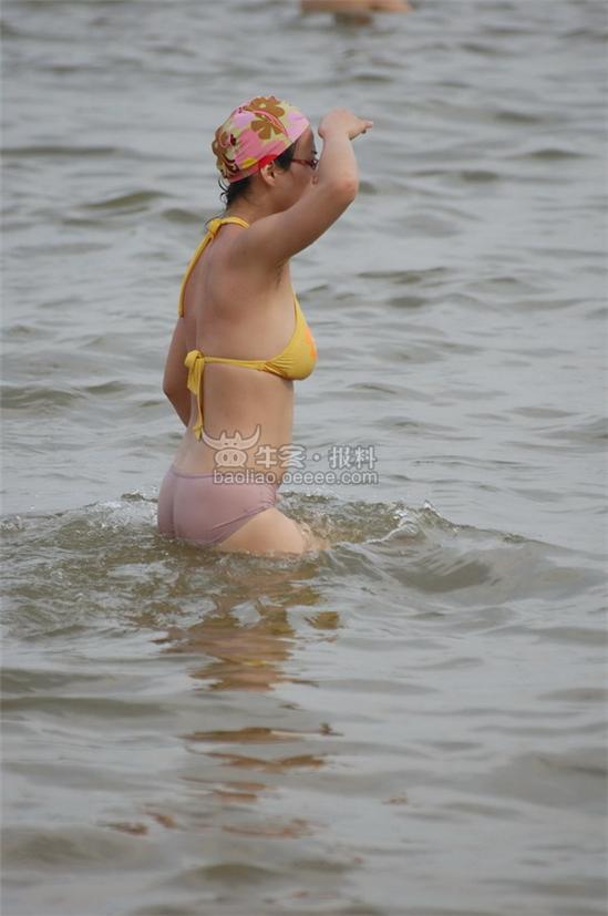 我<em>穿</em>泳裤下面<em>鼓</em>着很害羞怎么办_校园生活_胖