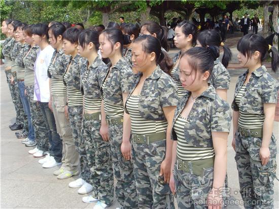[街拍]培训女员工要穿迷彩服