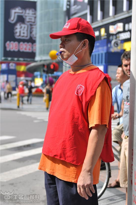 华强北40义工 烈日下协助交通指挥