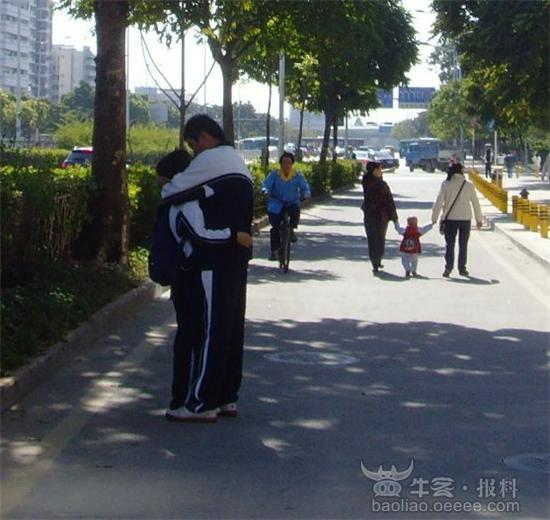 [街拍]深圳中学生街头紧抱热吻旁若无人