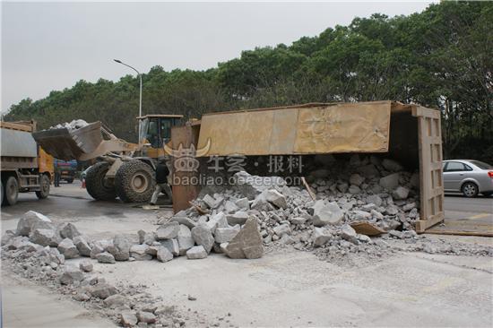 [公路】超载泥头车视频翻车(v公路15)屹视频唐课图片
