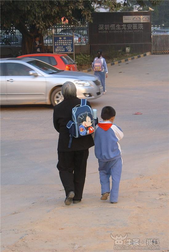 奶奶和孙子的背影(图)