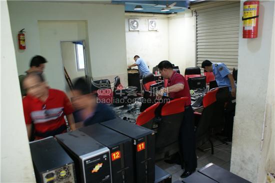 长时间上网,吸毒男子倒毙黑网吧厕所(获奖)