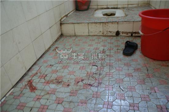 长时间上网,吸毒男子倒毙黑网吧厕所(获奖)