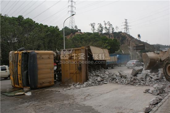 [视频】超载泥头车视频翻车(获奖15)公路指挥搞笑图片