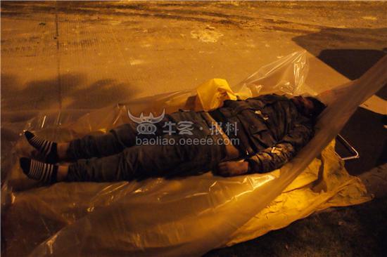 【视频】泥头车泥头掩埋后翻车中巴车,一死14打猫枪视频图片