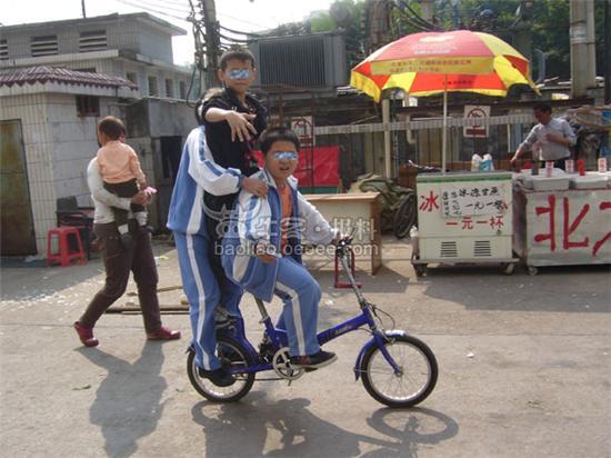 街拍]小学生玩单车杂技