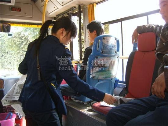 [街拍]<em>公交MM</em>清理呕吐物