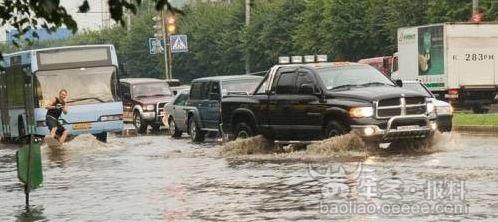 [组图]牛人!深圳暴雨中冲浪