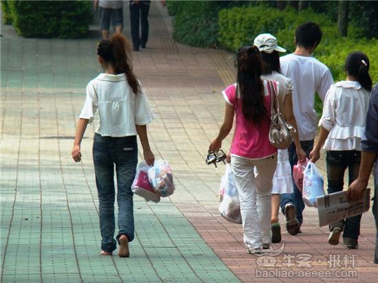 街拍女孩光脚走路女伴帮着提鞋