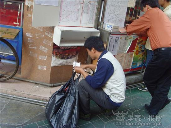 神秘男子捡垃圾彩票单 一月能赚三四千
