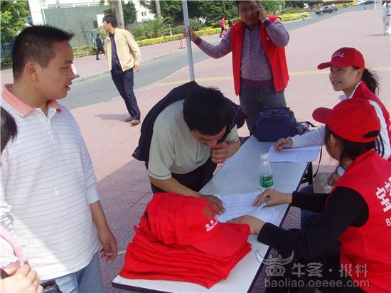 街拍]温暖的红色马甲让人心暖