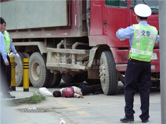 突发:泥头车急速右转,电单男不幸撞死(获奖15)