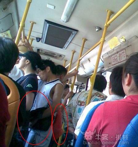 [组图]<em>偷拍公交</em>小偷过程 美女保护老人(获奖)