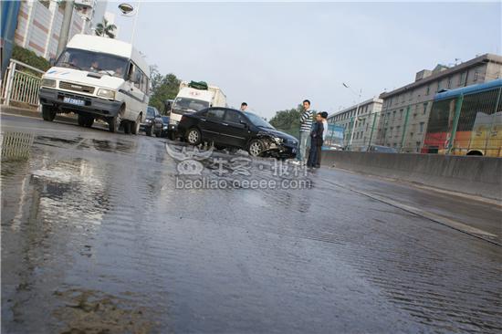 [视频]油罐车漏油引发多起撞车事故(获奖30)