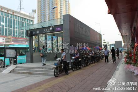 宝安电单车地铁口有序排队拉客