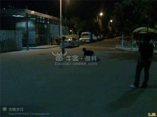 [组图]男生给女生下跪又磕头?