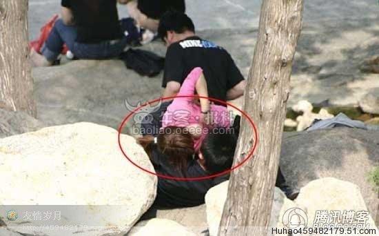 [无耻]女子公园<em>喂奶</em>给男朋友吃