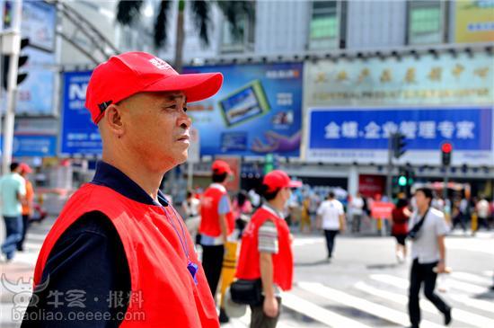 华强北40义工 烈日下协助交通指挥
