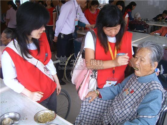 【街拍】深圳义工到福利中心看望老人