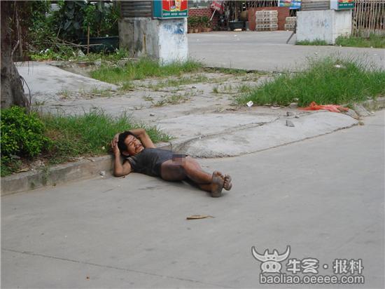 [组图]裸睡男横卧人行道吓跑路人