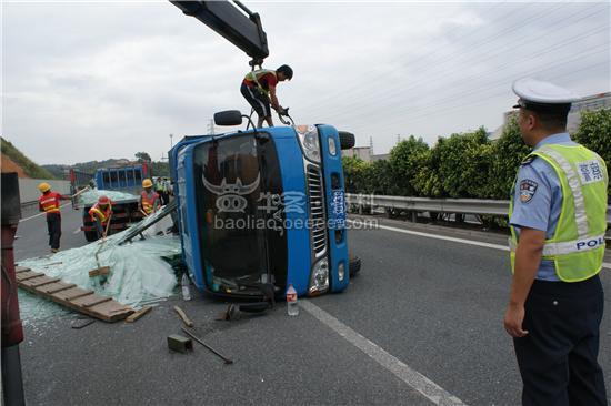 【视频】哗啦装满玻璃货车高速大翻车(获奖