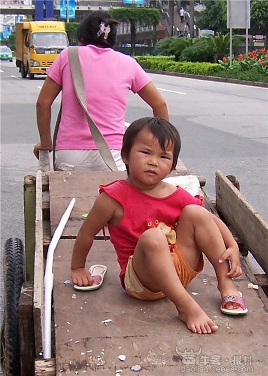 板车上的小女孩