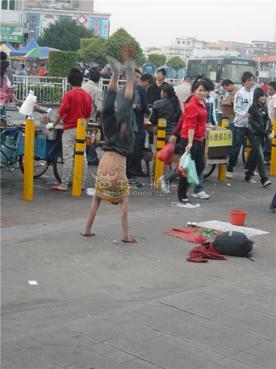 这些画多以街头小吃,街头卖艺为题材