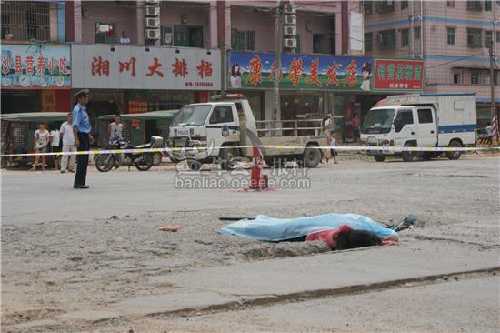 [视频]搅拌车碾死骑车女子拖行单车200米