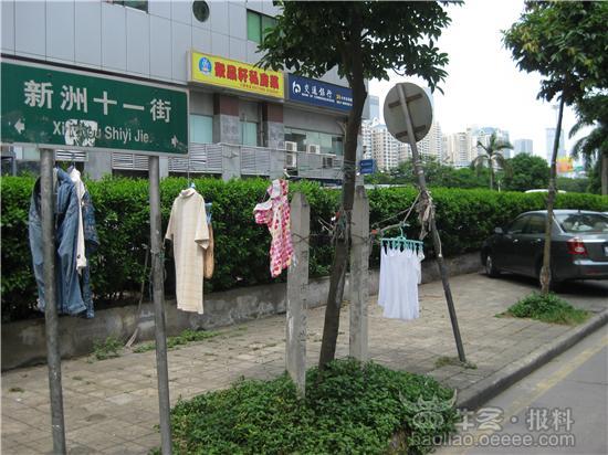 图:<em>乳罩</em>袜子挂路边街牌上摆晒