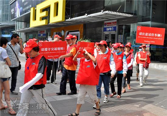 华强北40义工 烈日下协助交通指挥