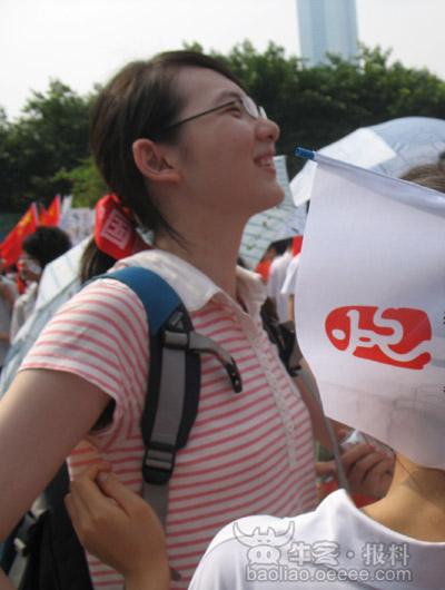 <em>初中</em>妹妹垫着脚看圣火