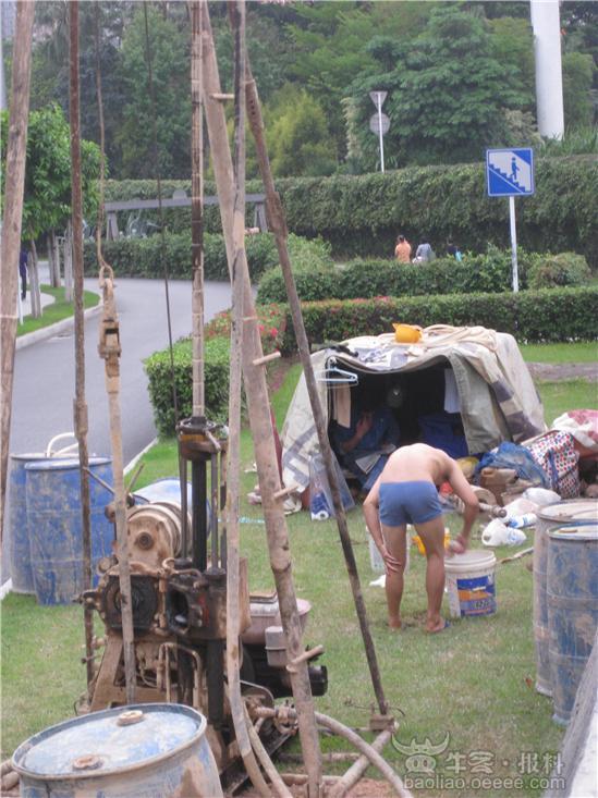 组图:光天化日<em>男子</em>路边穿<em>内裤洗澡</em>(获奖5)