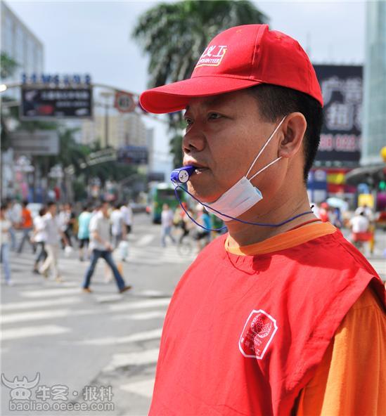 华强北40义工 烈日下协助交通指挥
