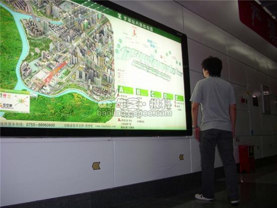 深圳地铁启用三维立体地图出口指引灯箱