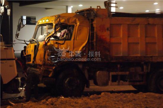 【视频】泥头车泥头掩埋后翻车中巴车,一死14陶艺视频下载图片