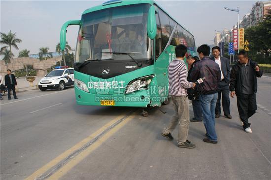 [视频]大巴撞飞摩托车,夫妻两人被撞死(获奖25