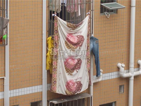 [<em>街拍</em>]如此晒被单,房主真有才