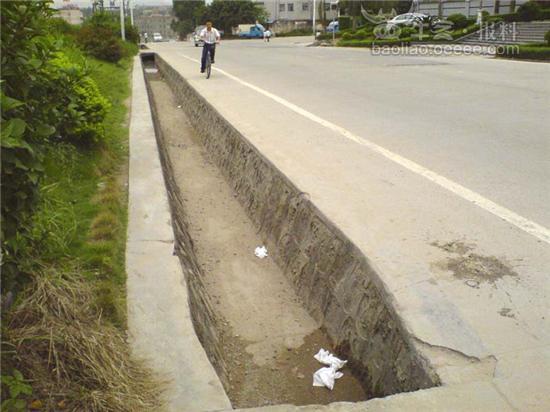 图未设人行道公路两边是无护栏排水沟