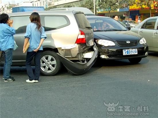 东莞发生一起两小车碰撞的交通事故