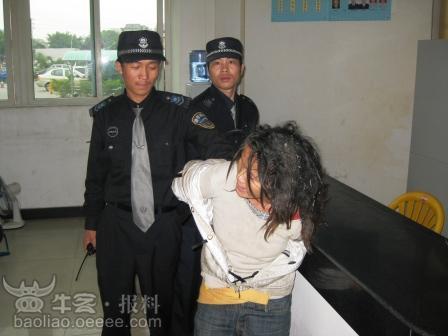 [组图]<em>女疯子</em>拿砖块砸车 制止后还想砸保安