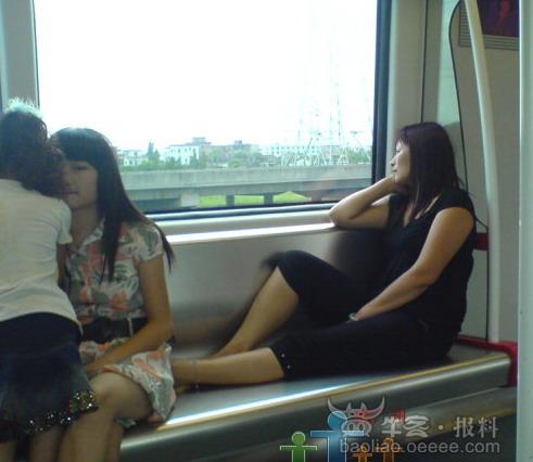 [街拍]师奶地铁上当自家霸占位
