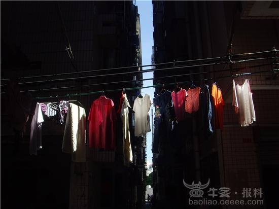 [<em>街拍</em>]电线挂满各种衣服