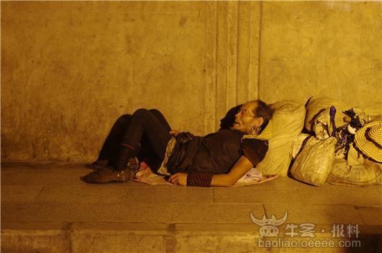 天桥下无家可归的老人