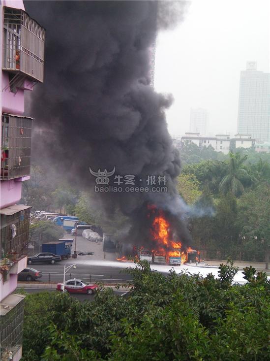 [视频]皇岗路福华新村3货车连环爆炸?