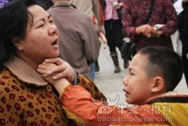 抓母亲<em>头发</em>掐母亲<em>喉咙</em>