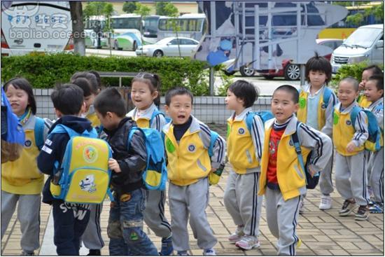 罗湖区向阳幼儿园小朋友来了光明 小朋友欢迎