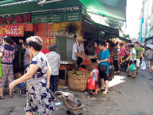 民治街道民乐村路中间的违章建筑拆而不清,屹