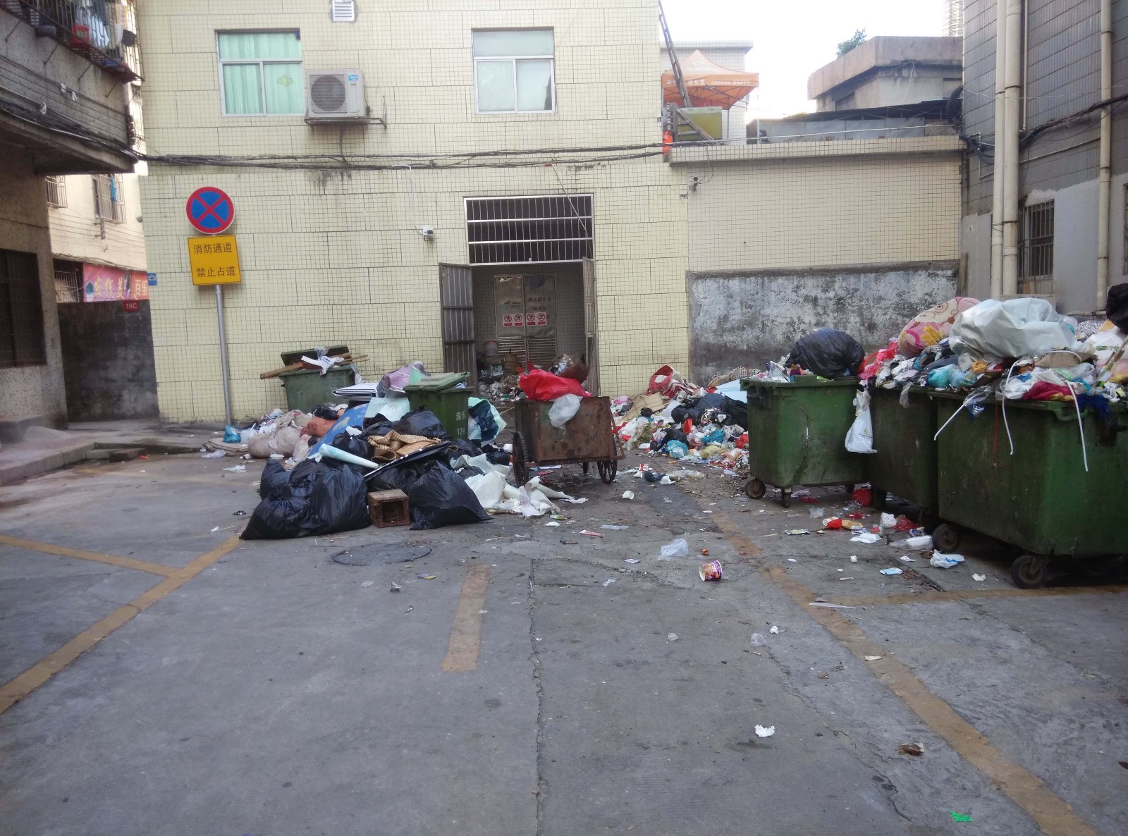 宝安41区垃圾围城,垃圾处理费白交了_报料_奥